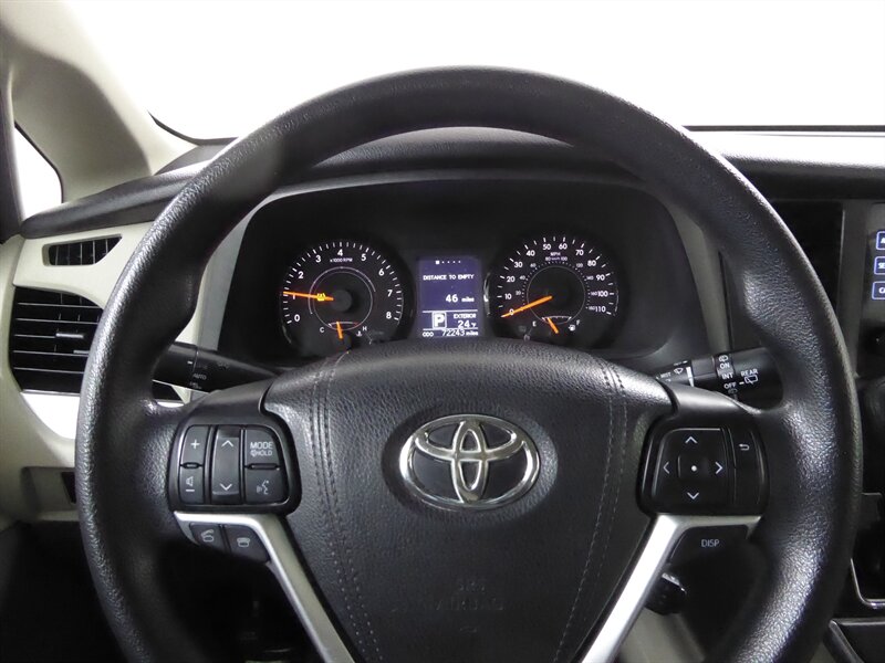 2017 TOYOTA SIENNA - Image 10