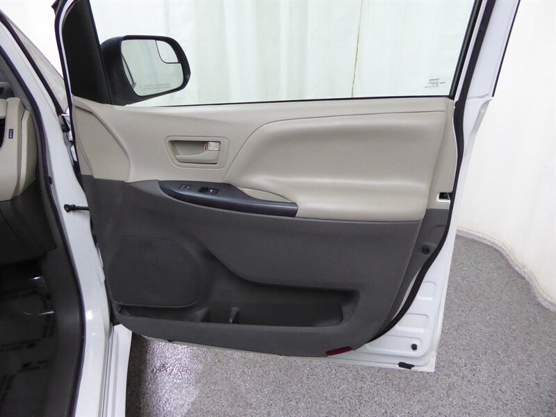 2017 TOYOTA SIENNA - Image 24