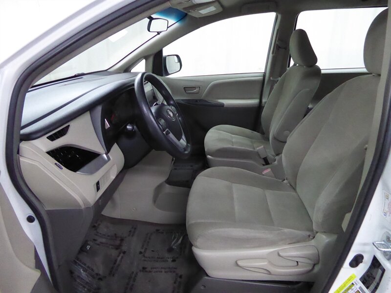 2017 TOYOTA SIENNA - Image 19