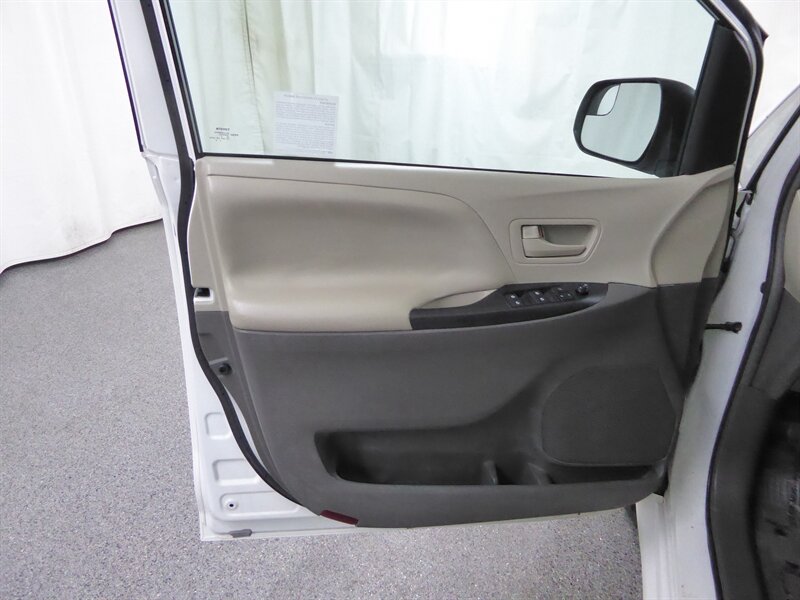 2017 TOYOTA SIENNA - Image 20