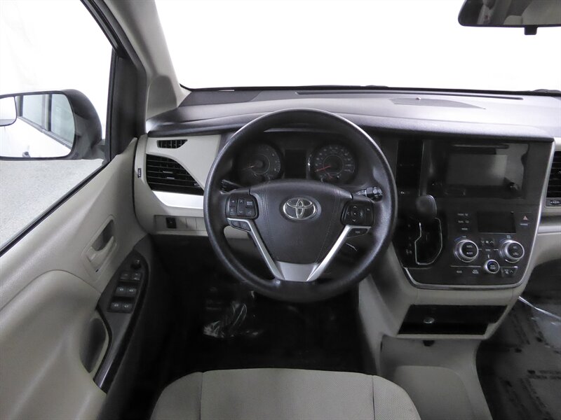 2017 TOYOTA SIENNA - Image 9