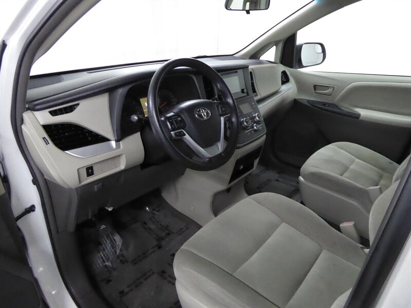2017 TOYOTA SIENNA - Image 17