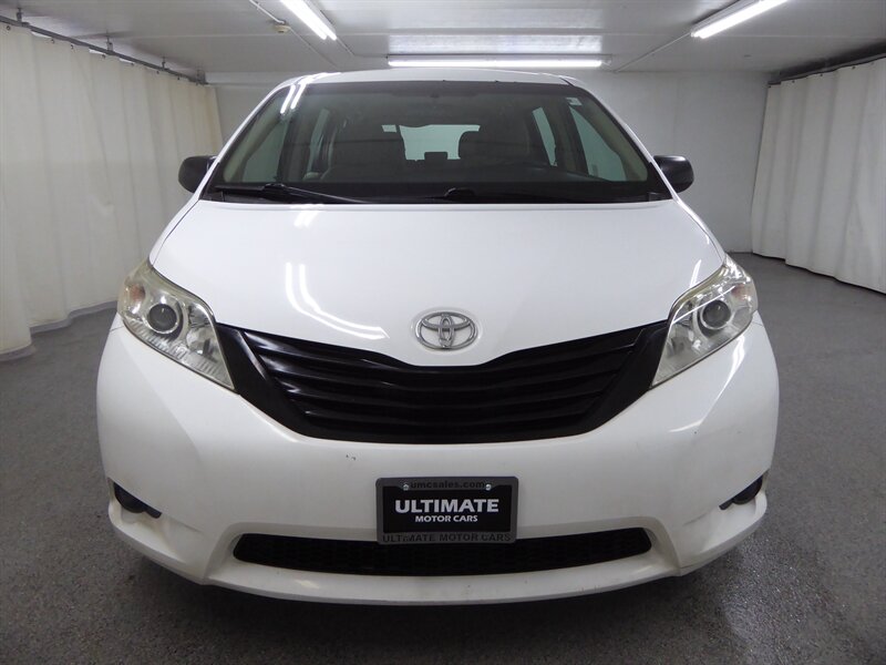 2017 TOYOTA SIENNA - Image 2