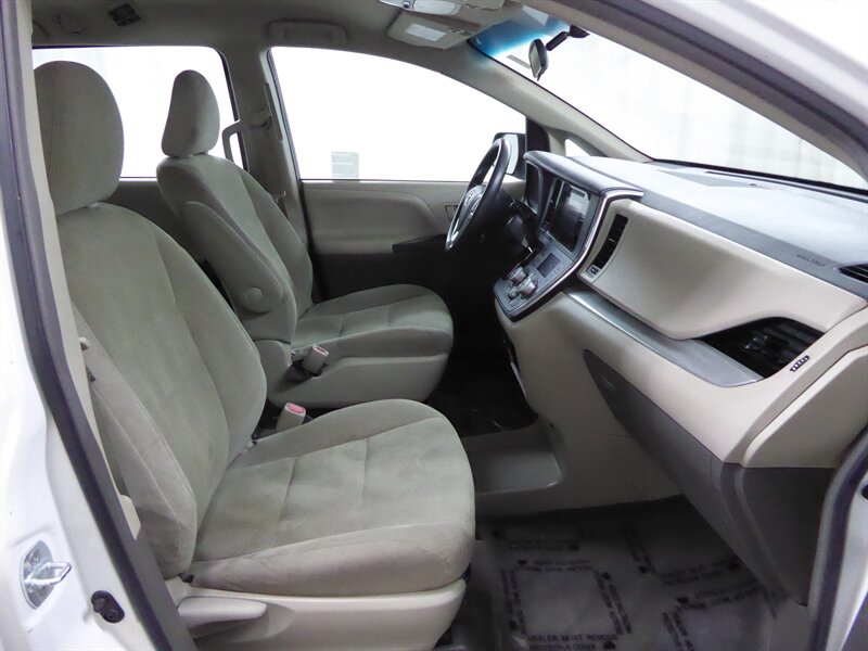 2017 TOYOTA SIENNA - Image 23