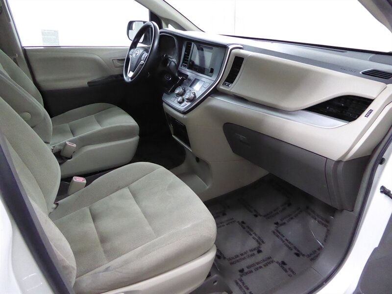2017 TOYOTA SIENNA - Image 21