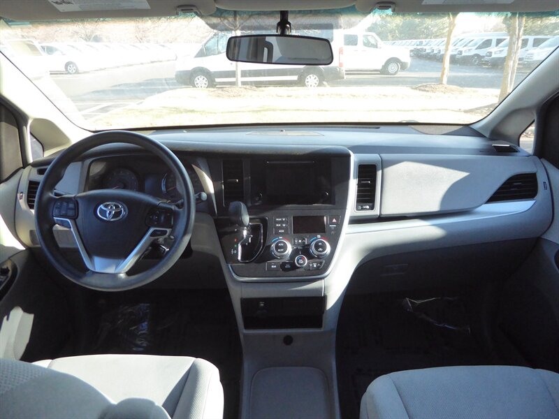 2017 TOYOTA SIENNA - Image 9