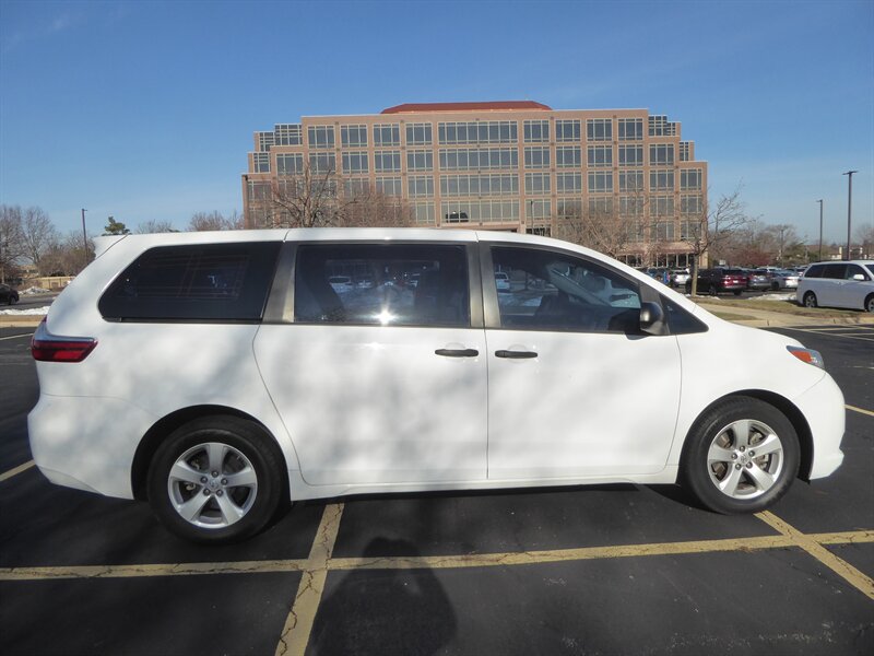 2017 TOYOTA SIENNA - Image 8