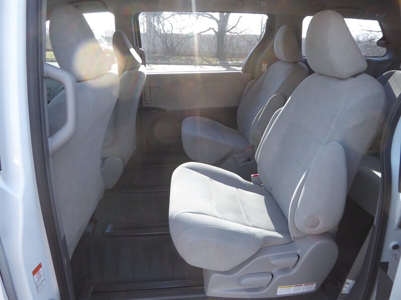 2017 TOYOTA SIENNA - Image 25