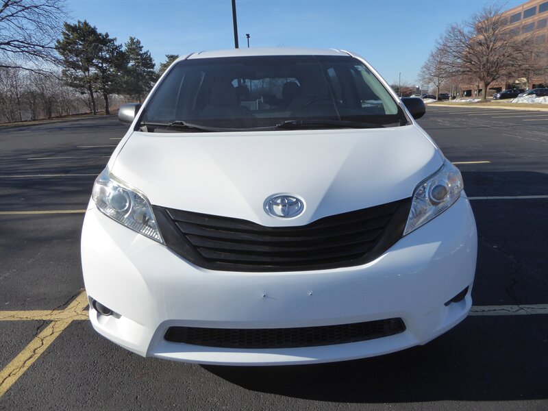 2017 TOYOTA SIENNA - Image 2
