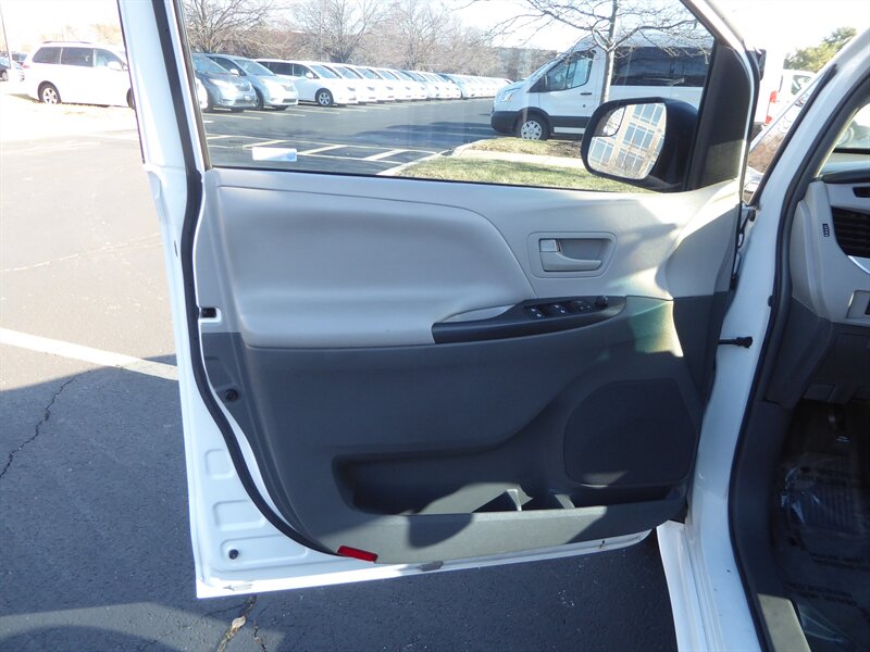 2017 TOYOTA SIENNA - Image 20