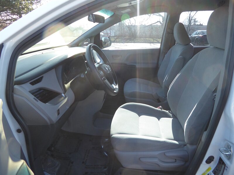2017 TOYOTA SIENNA - Image 19
