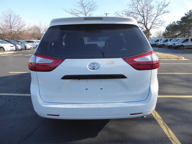 2017 TOYOTA SIENNA - Image 6