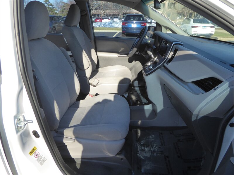 2017 TOYOTA SIENNA - Image 23