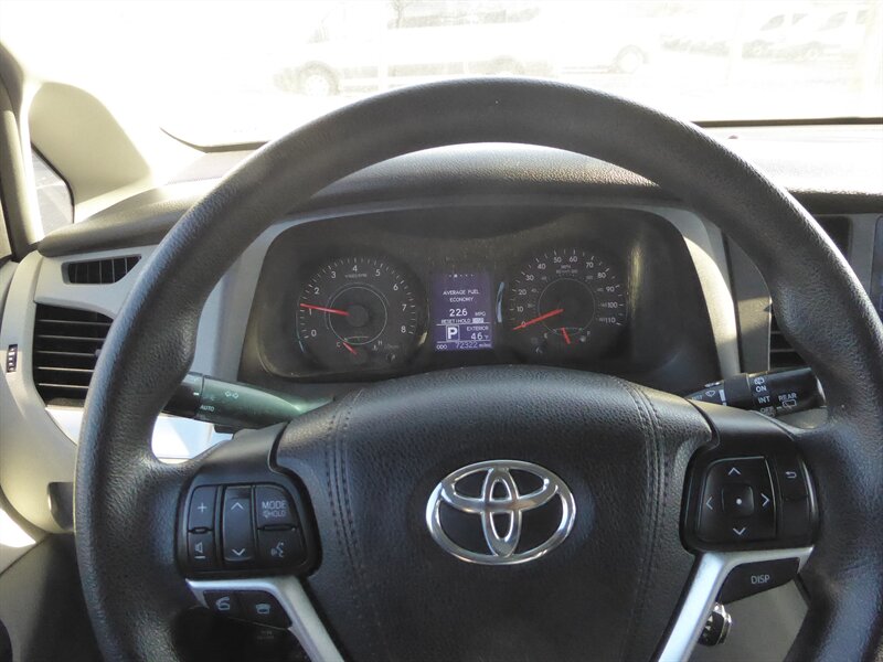 2017 TOYOTA SIENNA - Image 11