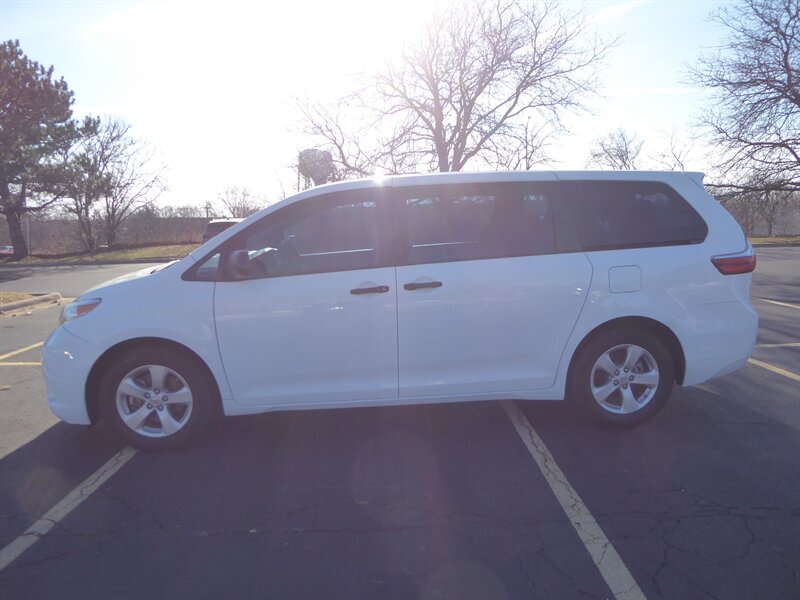 2017 TOYOTA SIENNA - Image 4