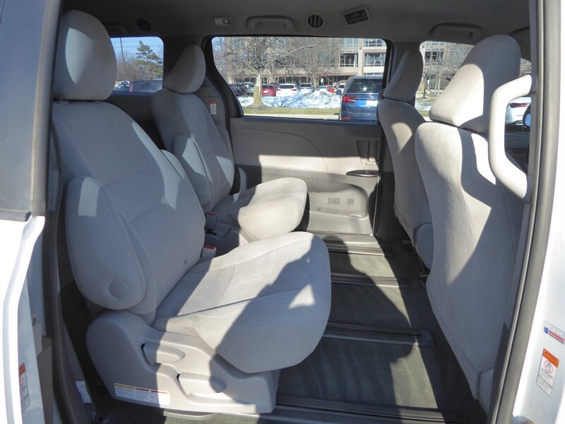 2017 TOYOTA SIENNA - Image 27