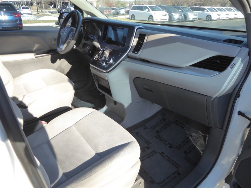 2017 TOYOTA SIENNA - Image 21