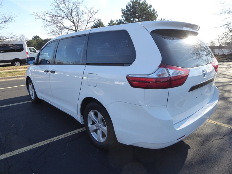2017 TOYOTA SIENNA - Image 5