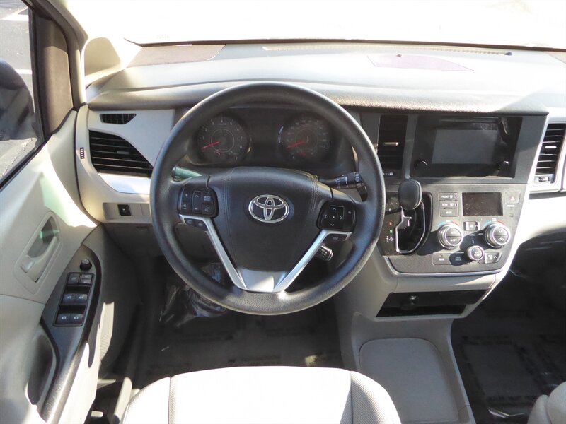 2017 TOYOTA SIENNA - Image 10