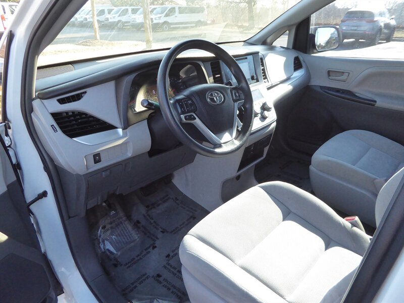 2017 TOYOTA SIENNA - Image 17