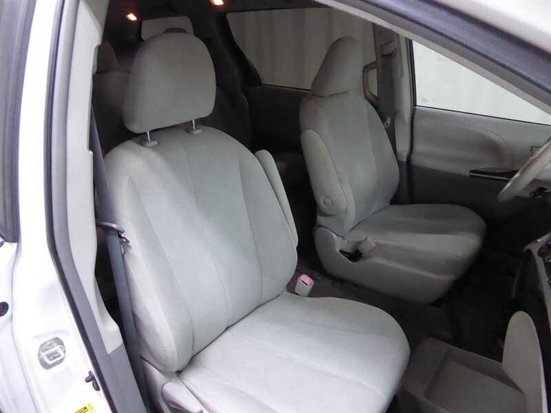 2013 TOYOTA SIENNA - Image 19