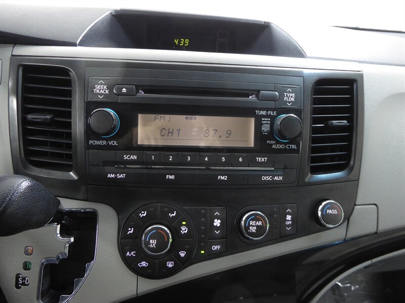 2013 TOYOTA SIENNA - Image 12