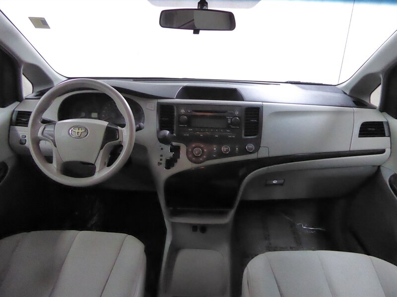 2013 TOYOTA SIENNA - Image 8