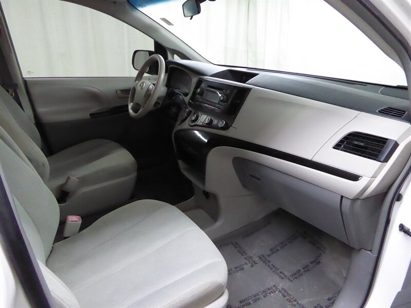 2013 TOYOTA SIENNA - Image 18
