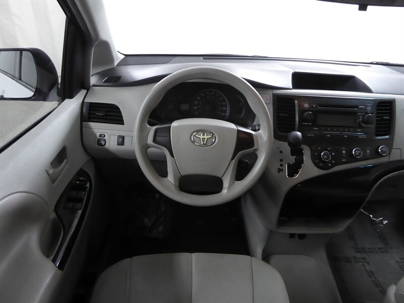 2013 TOYOTA SIENNA - Image 9