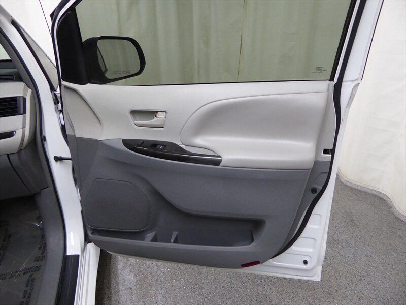 2013 TOYOTA SIENNA - Image 21