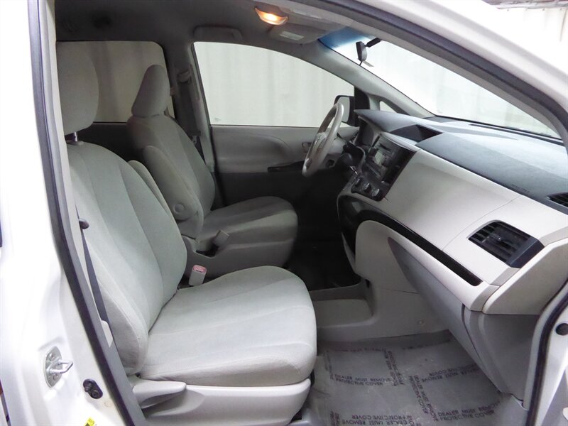 2013 TOYOTA SIENNA - Image 20