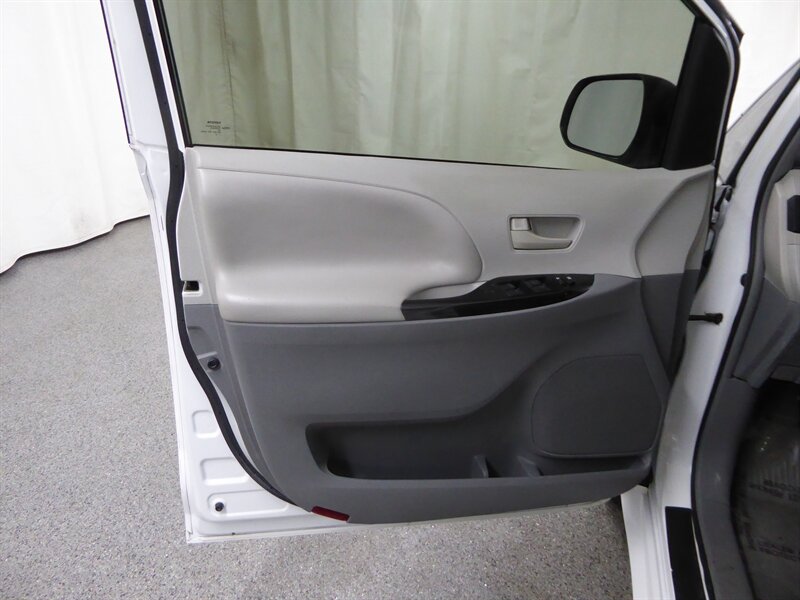 2013 TOYOTA SIENNA - Image 17