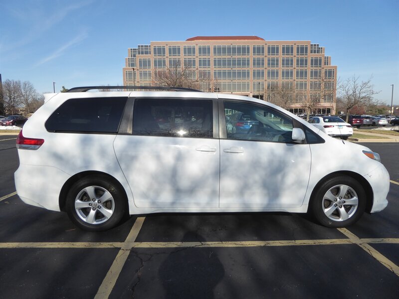 2014 TOYOTA SIENNA - Image 8