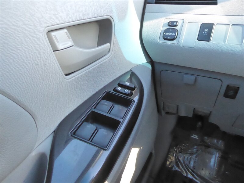 2014 TOYOTA SIENNA - Image 16