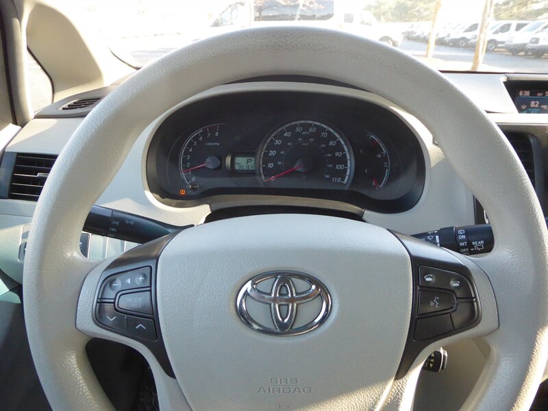 2014 TOYOTA SIENNA - Image 11