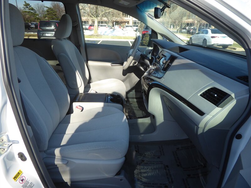 2014 TOYOTA SIENNA - Image 24
