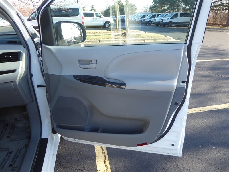 2014 TOYOTA SIENNA - Image 25