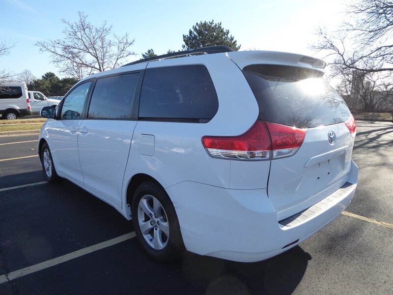 2014 TOYOTA SIENNA - Image 5