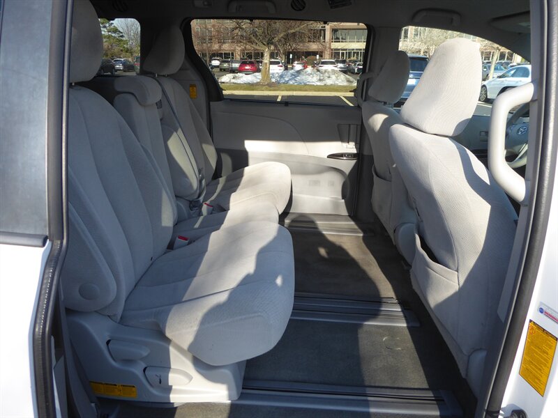 2014 TOYOTA SIENNA - Image 28