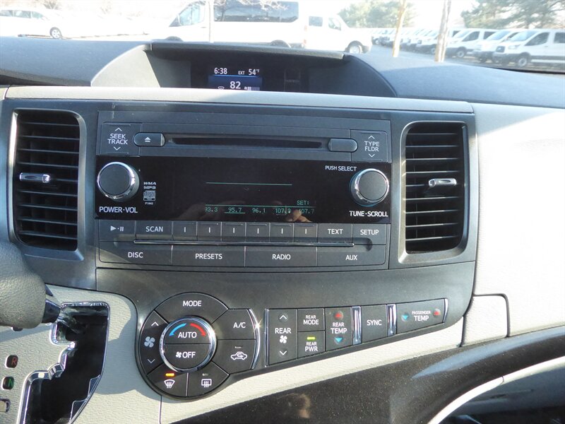 2014 TOYOTA SIENNA - Image 14