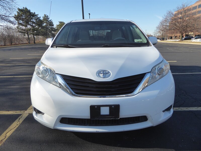 2014 TOYOTA SIENNA - Image 2