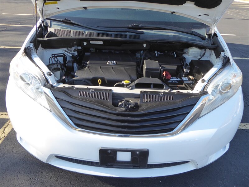 2014 TOYOTA SIENNA - Image 32