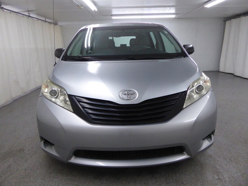 2014 Toyota Sienna L photo 2