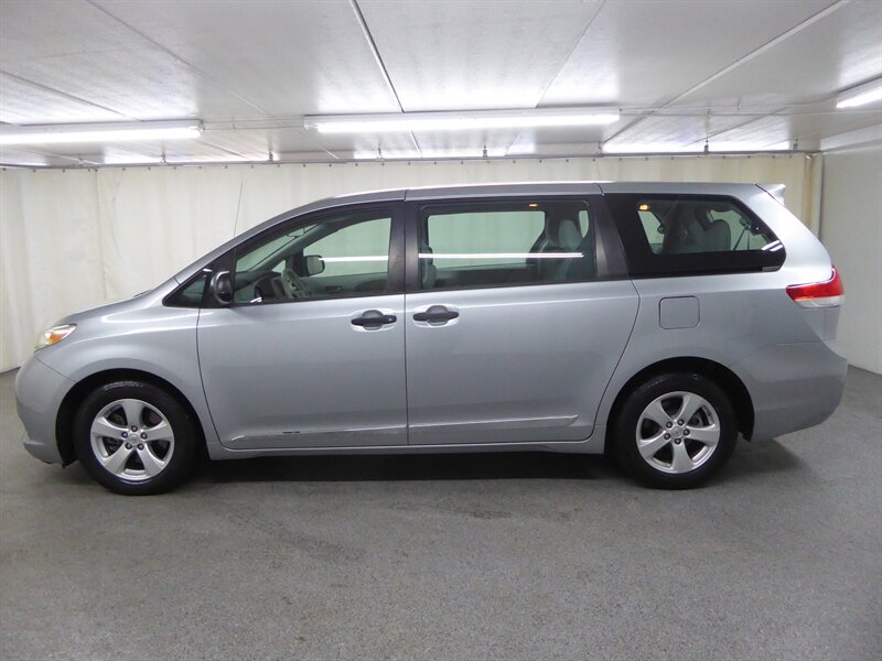 2014 Toyota Sienna L photo 4