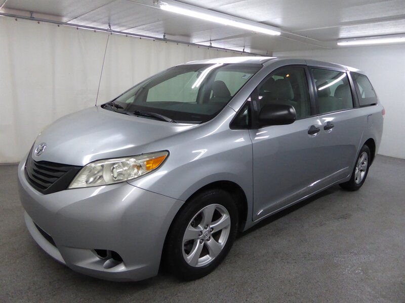 2014 Toyota Sienna L photo 3