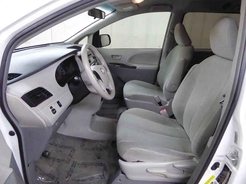 2013 TOYOTA SIENNA - Image 17