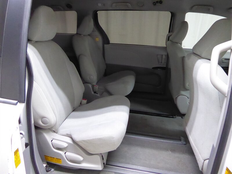 2013 TOYOTA SIENNA - Image 25