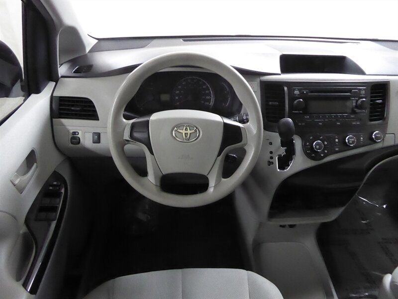 2013 TOYOTA SIENNA - Image 9