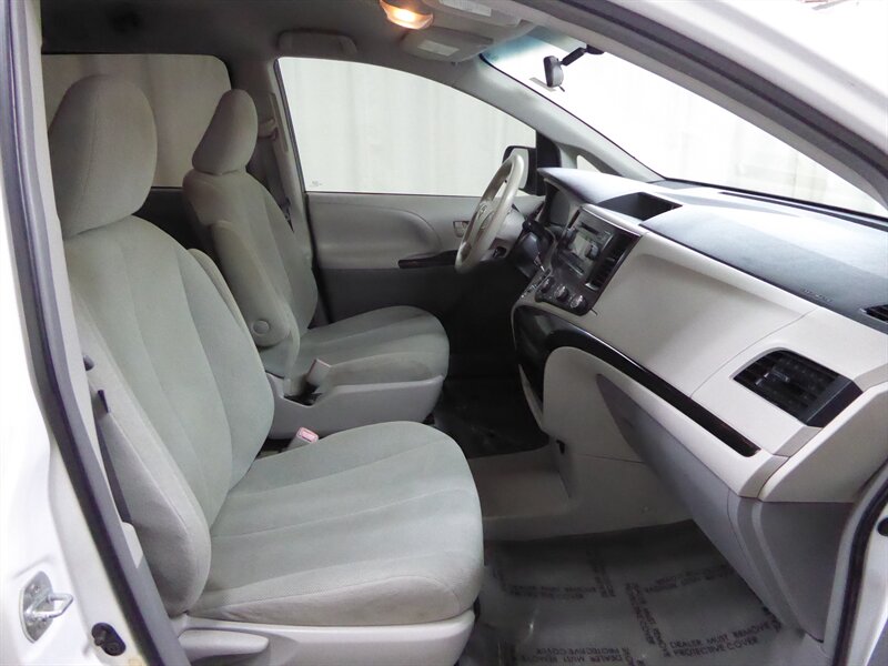 2013 TOYOTA SIENNA - Image 21