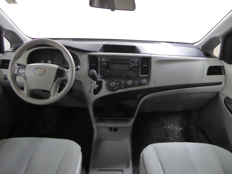 2013 TOYOTA SIENNA - Image 8